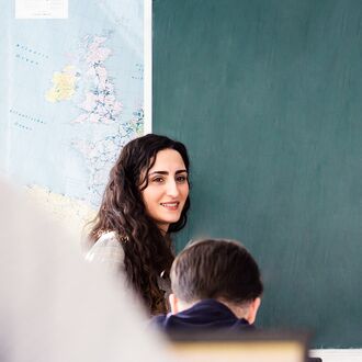 Zwei junge Männer in einem Arbeitsraum